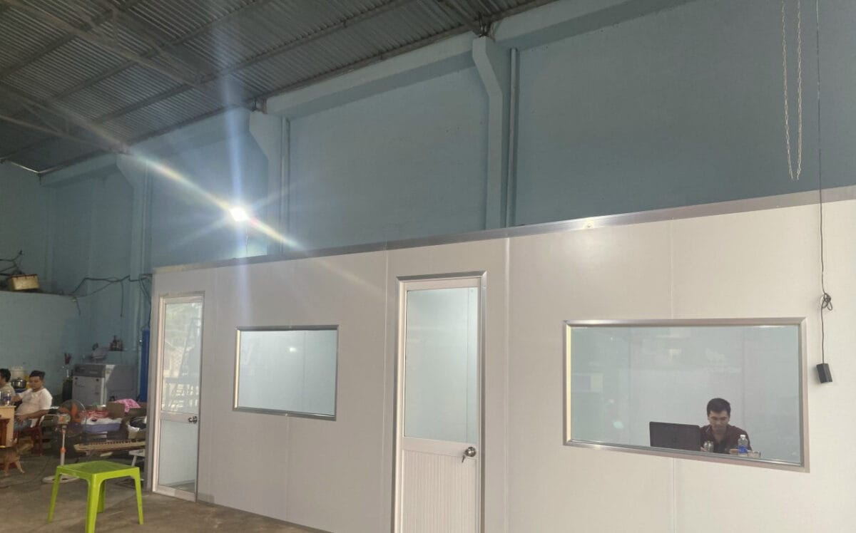 Thi công tấm panel vách ngăn phòng