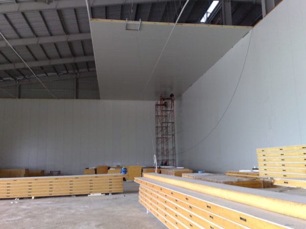 Thi công tấm panel PU cách nhiệt