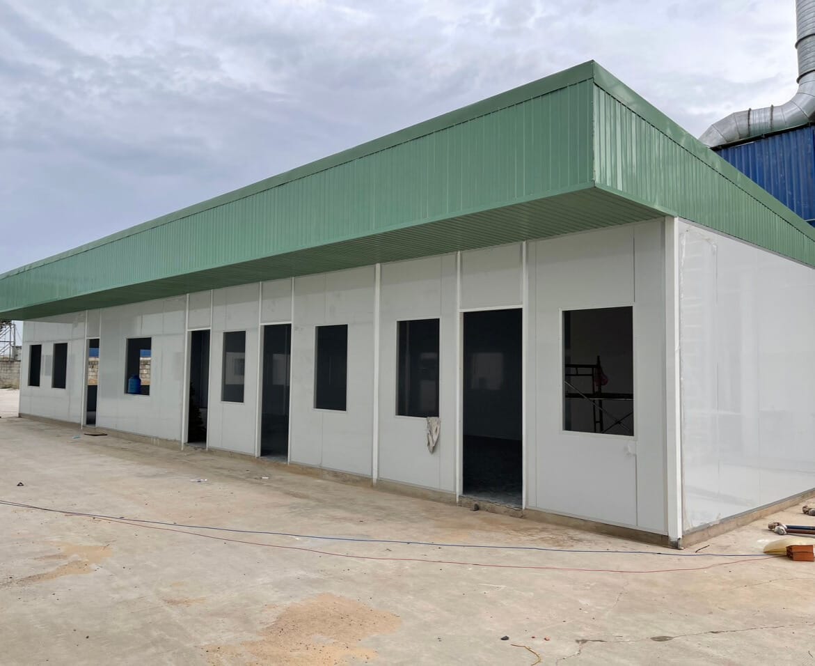 Thi công tấm panel tường ngoài trời